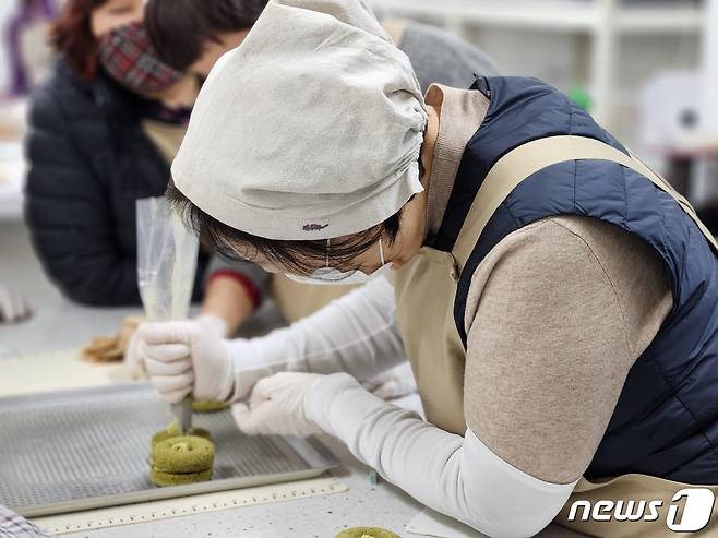 지난해 공모사업에 선정된 퓨전떡 만들기 노인일자리에 참여 중인 어르신.(인천시 제공)