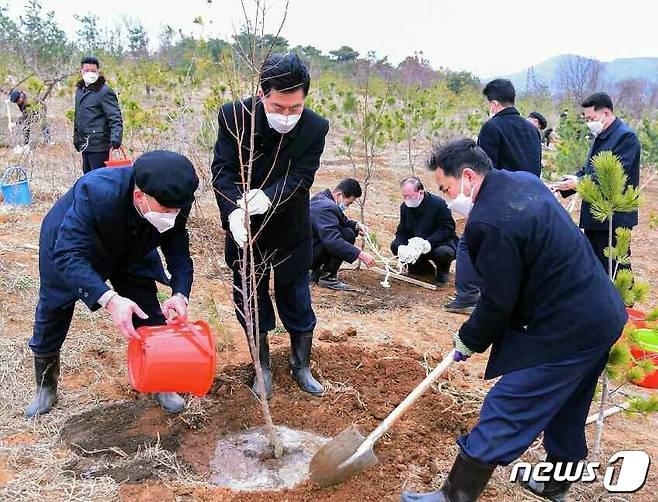 (평양 노동신문=뉴스1) = 북한 노동당 기관지 노동신문은 15일 전날(14일) '식수절'(식목일)을 맞아 전국 각지에서 기념식수가 진행됐다고 보도했다. [국내에서만 사용가능. 재배포 금지. DB 금지. For Use Only in the Republic of Korea. Redistribution Prohibited] rodongphoto@news1.kr