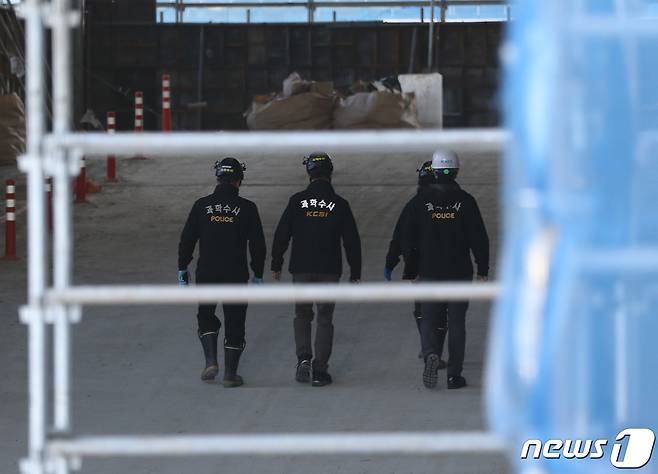 21일 오후 경기 안성시 원곡면의 저온물류창고 신축 공사장 붕괴 사고 현장으로 경찰 관계자가 현장감식을 위해 들어가고 있다. 2022.10.21/뉴스1 ⓒ News1 김영운 기자