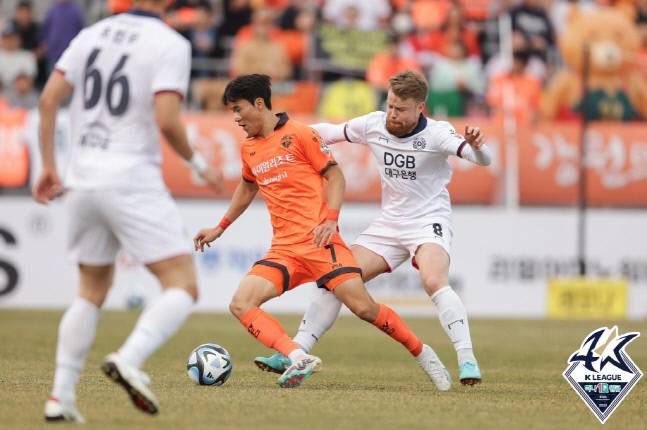 코뼈 골절상을 입은 강원FC 양현준이 지난 11일 대구FC와 K리그1 3라운드 홈경기에서 드리블하고 있다. 제공 | 한국프로축구연맹