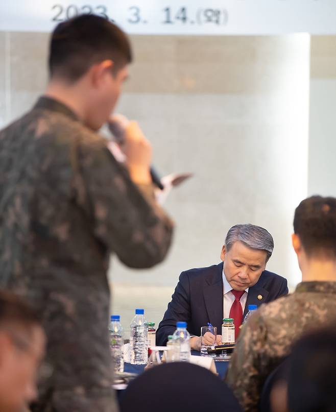 이종섭 국방부 장관이 14일 서울 육군회관에서 열린 국방부·초급간부 간담회에 참석해 초급 간부들의 복무 여건 개선 방안에 대한 의견을 듣고 있다. /국방부 조선일보