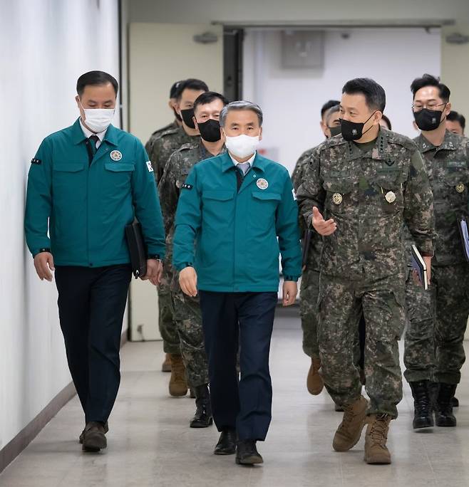 B-1 문서고 찾은 국방장관. 이종섭 국방부 장관이 15일 오전 B-1 문서고를 방문해 김승겸 합참의장으로부터 '자유의 방패' 연습 상황에 대한 보고를 받으며 이동하고 있다. 사진=국방부 제공