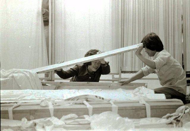 1980년 5월 어느날 광주에서 계엄군에 의해 희생된 가족의 시신을 확인하고 유가족이 오열하고 있다. 한국일보 자료사진