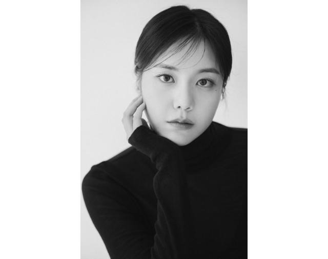 그룹 AOA 출신 신혜정이 강하늘 소속사인 티에이치컴퍼니와 전속계약을 맺고 배우 활동에 적극 나선다. 티에이치엔터테인먼트 제공