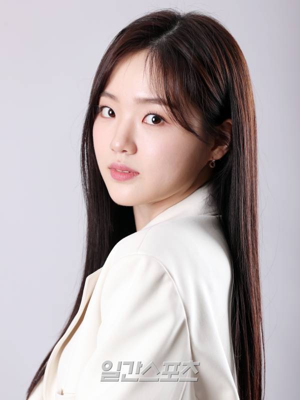 tvN '일타 스캔들' 방수아 역을 맡은 배우 강나언이 9일 오후 서울 중구 KG타워에서 진행된 일간스포츠와의 인터뷰에 앞서 포즈를 취하고 있다. 서병수 기자 qudtn@edaily.co.kr /2023.03.09.