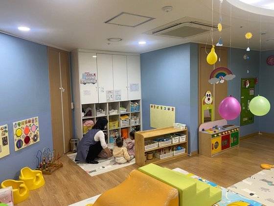 지난달 28일 서울 동작구 한강어린이집 시간제보육 통합반에서 만0세 아이들이 선생님과 놀고 있다. 사진 황수연 기자.