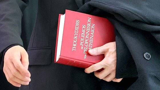 한동훈 법무부 장관이 지난 7일 출입국·이민 정책과 관련한 협력체계를 갖추기 위해 인천국제공항을 통해 유럽 출장을 가고 있다. 한 장관이 출국장으로 향하며 손에 든 빨간색 책은 2500여 년 전 그리스 역사가 투키디데스가 쓴『펠로폰네소스 전쟁사』다. 연합뉴스