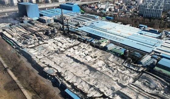 12일 오후 10시9분쯤 대전시 대덕구 한국타이어 대전공장에서 발생한 화재가 58시간 만인 15일 오전 8시쯤 완전히 진화됐다. 사진은 전소된 공장 전경 모습. 뉴스1