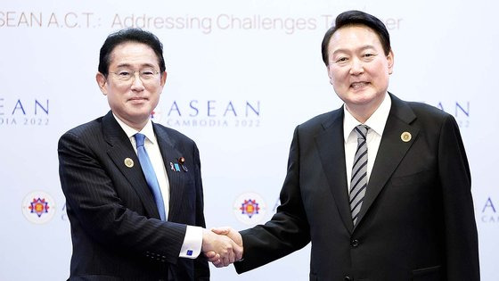 윤석열 대통령이 지난해 11월 13일(현지시각) 캄보디아 프놈펜의 한 호텔에서 열린 한일 정상회담에서 기시다 후미오 일본 총리와 악수하고 있는 모습. 뉴스1