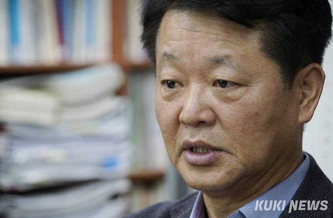 지난 10일 쿠키뉴스와 서울 혜화동 아시아평화와역사연구소 사무실에서 인터뷰 중인 이신철 소장.&nbsp; &nbsp;사진=박효상 기자