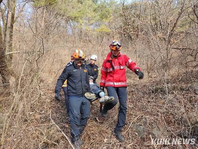 15일 오전 7시46분께 강원 영월 북면 공기리 일대에 민간 헬기 1대가 추락, 신고를 받고 출동한 소방대원들이 헬기 탑승자들을 인근 병원으로 이송하고 있다. (강원도소방본부 제공)