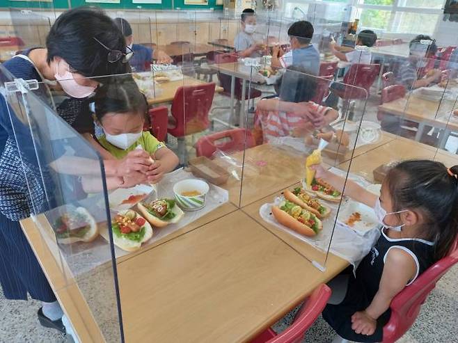 김천 조마초등학교 학생들이 쿠킹아트 '요리야 놀자' 뉴욕핫도그 만들기 수업하고 있다.(경북교육청 제공) 2023.03.15.