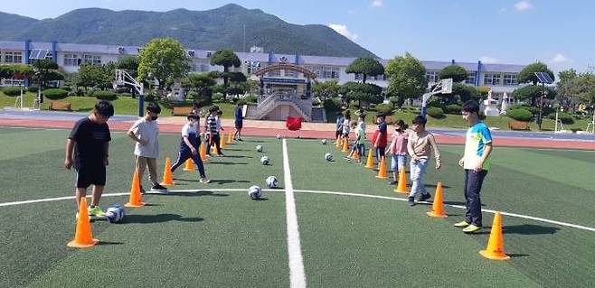 문경 신기초등학교 학생들이 꿈과 끼를 키우는 방과후학교에서 '풋살 수업'을 실시하고 있다.(경북교육청 제공) 2023.03.15.