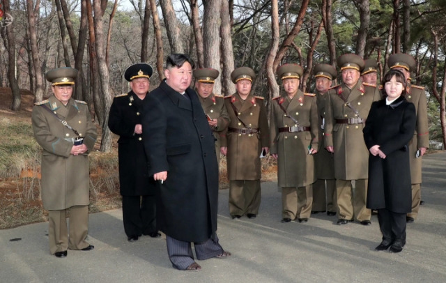 북한 조선중앙TV가 지난 10일 김정은 국무위원장이 딸 김주애와 함께 서부전선 화성포병부대 현지지도 및 화력습격훈련을 참관했다고 보도했다. 조선중앙TV 캡처