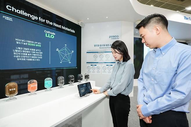 포스코케미칼, 인터배터리서 차세대 양·음극재 기술 선보여
    (서울=연합뉴스) 포스코케미칼이 15일 서울 강남구 코엑스에서 개막한 국내 최대 배터리 산업 전시회 ‘인터배터리 2023’에서 차세대 배터리 소재 양·음극재 기술을 선보인다고 밝혔다. 사진은 포스코케미칼 인터배터리 전시 모습.