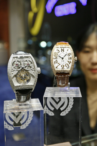 갤러리아명품관은 스위스 럭셔리 시계 브랜드 '프랭크 뮬러(FRANCK MULLER)' 타임피스를 국내 최초로 선보인다. 사진은 크레이지 아워(왼쪽)와 기가 뚜르비옹 시계가 전시되어 있는 모습. /사진=갤러리아