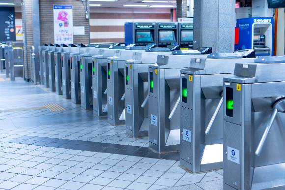 지하철역 개찰구 밖으로 교통카드를 찍고 나갔다가 10분 이내에 다시 승차하면 추가로 요금을 내지 않아도 된다. /사진=이미지투데이