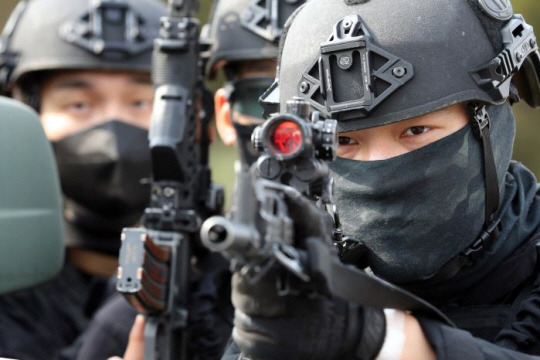 공군3훈련비행단 대테러 초동조치반 장병들이 대테러 종합훈련에서 거동수상자의 초병 인질극 상황에 대응작전을 펼치고 있다. 국방일보 제공