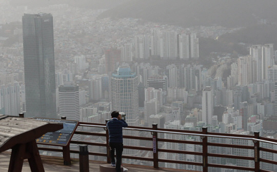 고비사막과 내몽골고원에서 발원한 황사가 부산지역에 유입된 13일 오후 부산 황령산 봉수대 전망데크에서 내려다 본 도심이 뿌옇게 보이고 있다. 뉴시스