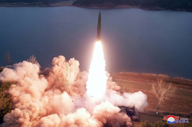북한은 전날 황해남도 장연군 일대에서 지상대지상(지대지) 전술탄도미사일 2발을 사격했다고 밝혔다. [조선중앙통신] [연합]