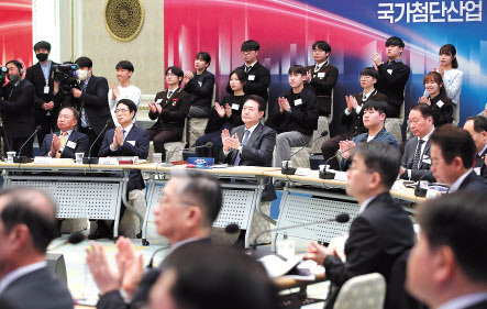 윤석열 대통령이 15일 청와대 영빈관에서 열린 제14차 비상경제민생회의에서 이창양 산업통상자원부 장관의 국가첨단산업 육성전략을 보고받은 뒤 박수치고 있다. [연합]