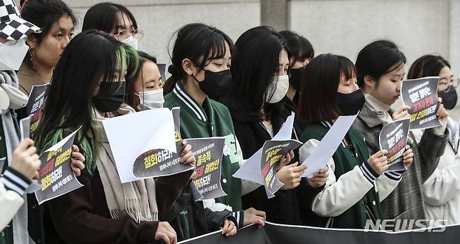 [서울=뉴시스] 김근수 기자 = 평화나비네트워크 이화여자대학교 지부 대학생들이 15일 오전 서울 서대문구 이화여자대학교 앞에서 열린 정부의 역사부정 한일 정상회담 규탄 및 전국 대학생 동시다발 시국선언 기자회견을 하고 있다. 2023.03.15. ks@newsis.com