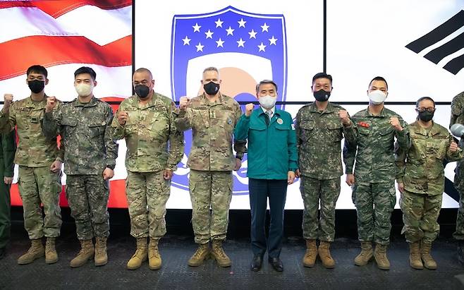 [서울=뉴시스] 이종섭 국방부장관이 15일 오전, '자유의 방패(FS, Freedom Shield)' 연습이 진행 중인 한미연합군사령부 전시지휘소를 방문하여 라캐머라 연합사령관 및 한미 장병들과 함께 기념촬영을 하는 모습. (사진=국방부) 2023.03.15. photo@newsis.com   *재판매 및 DB 금지