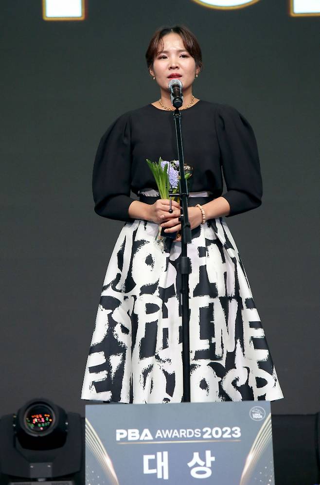 '감동의 코리안 드림' 스롱 피아비가 14일 서울 광진구 워커힐서울 비스타홀에서 열린 '2022-23시즌 프로당구 PBA 대상 시상식'에서 영예의 여자부 대상을 받은 뒤 소감을 전하고 있다. PBA
