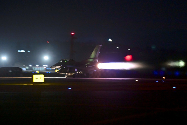 공군 제20전투비행단 소속 KF-16 전투기가 야간 출격을 위해 활주로를 내달리고 있다. 공군은 ‘자유의 방패(FS)’ 연습과 연계해 14일부터 15일까지 주요 전투비행부대에서 ‘36시간 주·야간 지속 출격 훈련’을 실시했다. /사진제공=공군