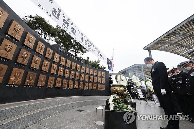 지난해 제12주기 천안함 46용사 추모식에서 묵념하는 최 원일 전 함장과 장병들  [연합뉴스 자료사진] 2022.3.26 xanadu@yna.co.kr