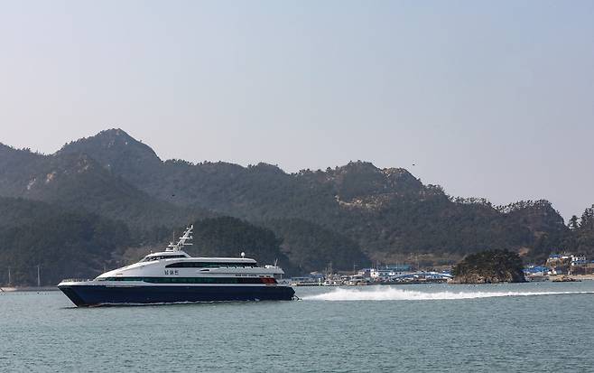 흑산도 예리항으로 들어오는 쾌속선 [사진/진성철 기자]