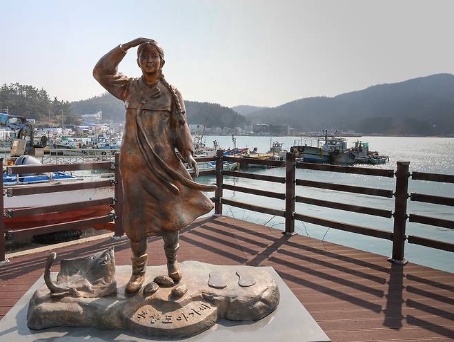 흑산도항방파제등대길 앞에 있는 흑산도아가씨 동상 [사진/진성철 기자]