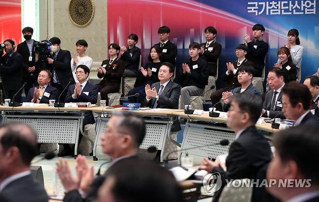 박수치는 윤석열 대통령 (서울=연합뉴스) 임헌정 기자 = 윤석열 대통령이 15일 청와대 영빈관에서 열린 제14차 비상경제민생회의에서 이창양 산업통상자원부 장관의 국가첨단산업 육성전략을 보고받은 뒤 박수치고 있다. 2023.3.15 [대통령실통신사진기자단] kane@yna.co.kr