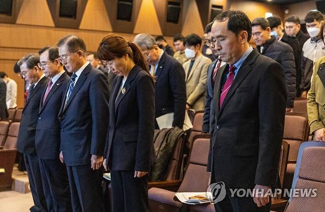 천안함의 아픔을 상기하며 묵념 (서울=연합뉴스) 황광모 기자 = 15일 오후 서울 용산구 전쟁기념관 이병 형 홀에서 열린 326 호국보훈연구소 창설기념 세미나에서 2010년 3월26일 백령도 인근 해상에서 작전 중 피격당해 침몰한 해군 초계함 천안함의 함장이었던 최원일 해군 예비역 대령과 참석자들이 묵념 하고 있다.
    326 호국보훈연구소는 천안함 피격사건으로 희생된 장병을 추모하고 명예를 지키기 위해 설립됐다. 이 연구소는 앞으로 천안함 생존 장병 국가유공자 등록과 합당한 예우와 제도 연구를 통해 천안함 피격사건에 진실을 알릴 계획이다. 2023.3.15 hkmpooh@yna.co.kr