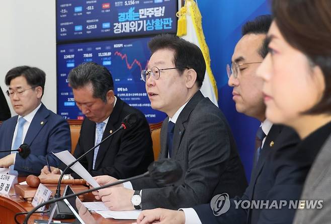 최고위원회의서 발언하는 이재명 대표 (서울=연합뉴스) 이정훈 기자 = 더불어민주당 이재명 대표가 15일 오전 국회에서 열린 최고위원회의에서 발언하고 있다. 2023.3.15 uwg806@yna.co.kr