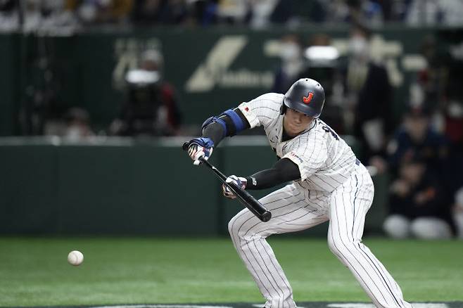 일본 야구대표팀 오타니 쇼헤이가 이탈리아와의 2023 월드베이스볼클래식(WBC) 8강전에서 3회말 기습번트를 대고 있다. 사진=AP PHOTO