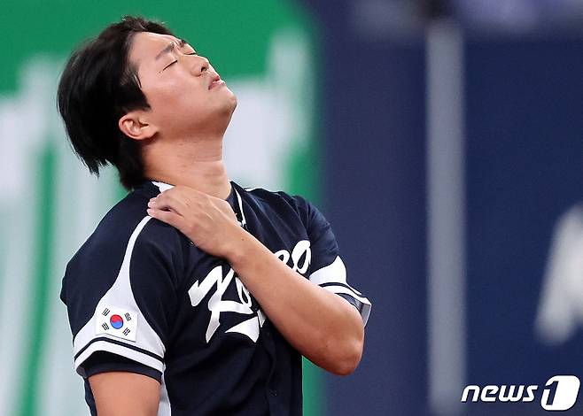 6일 오후 일본 오사카 교세라 돔에서 열린 대한민국 WBC 대표팀과 일본 프로야구 오릭스 버팔로스와의 경기, 대표팀 고우석이 8회말 1사 3루에서 어깨 근육 통증을 호소하고 있다. 2023.3.6/뉴스1 ⓒ News1 김진환 기자