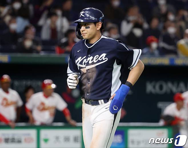 13일 오후 일본 도쿄돔에서 열린 2023 월드베이스볼클래식(WBC) B조 1라운드 대한민국과 중국의 경기, 대표팀 이정후가이 3회초 2사 3루에서 박병호로 교체 후 더그아웃으로 향하고 있다. 2023.3.13/뉴스1 ⓒ News1 김진환 기자