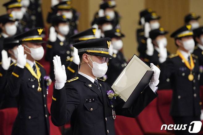 17일 충남 아산 경찰대학교에서 열린 2022년 신임경찰 경위·경감 임용식에서 임용자들이 임용 선서를 하고 있다. (청와대 제공) 2022.3.17/뉴스1 ⓒ News1 이광호 기자