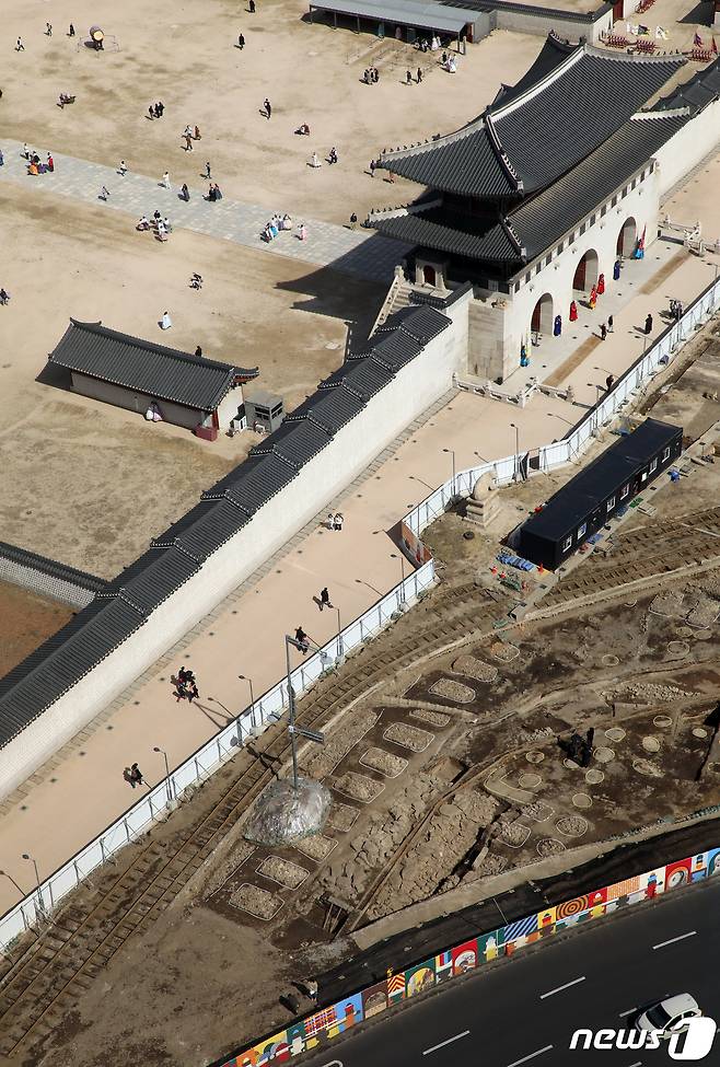 13일 광화문 앞 매장문화재 발굴 현장에서 일제강점기 때 설치된 전차 철로가 모습을 드러내고 있다. 2023.3.13/뉴스1 ⓒ News1 김명섭 기자