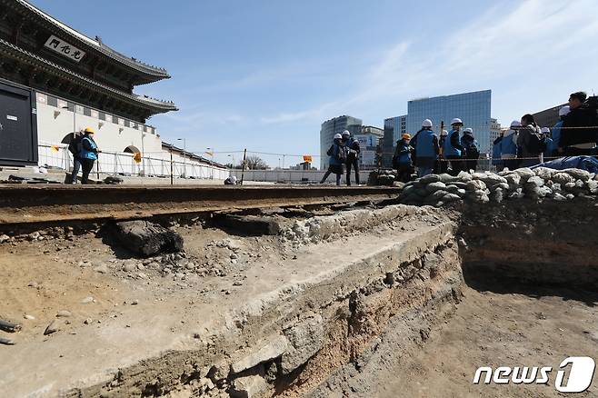 16일 서울 광화문 월대와 주변부 발굴 조사 현장에서 발견된 일제강점기 시절 만들어진 전차 철로를 시민들에게 공개하고 있다. 철로 하부에는 납작한 돌인 갑석이 사용됐고, 상부는 콘크리트로 기초를 만들었다. 기차가 다니던 철로는 1966년 세종로 지하도가 생기면서 묻혔고, 이후 57년 만에 부식된 철로가 땅 위로 나왔다. 2023.3.16/뉴스1 ⓒ News1 박지혜 기자