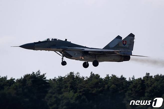 슬로바키아 말라키에서 비행 중인 러시아제 MiG-29 전투기 자료사진. 2022.08.27. ⓒ 로이터=뉴스1 ⓒ News1 정윤영 기자