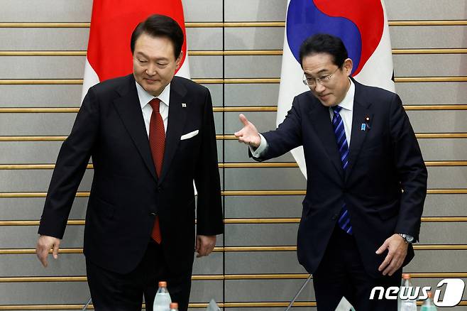 16일(현지시간) 윤석열 대통령과 기시다 후미오 일본 총리가 일본 도쿄 총리 관저에서 만나 한일 정상회담을 가지고 있다 ⓒ 로이터=뉴스1 ⓒ News1 정윤영 기자