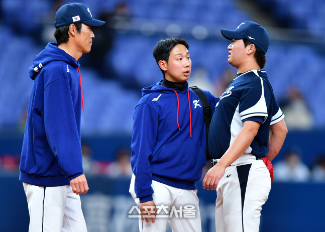 WBC 대표팀 우완 고우석이 지난 6일 오사카 교세라돔에서 열린 일본 오릭스 버팔로즈와 대한민국 WBC 대표팀의 평가전 7회말 등판했다 8회말 어깨통증으로 교체되고 있다. 오사카 | 강영조기자kanjo@sportsseoul.com