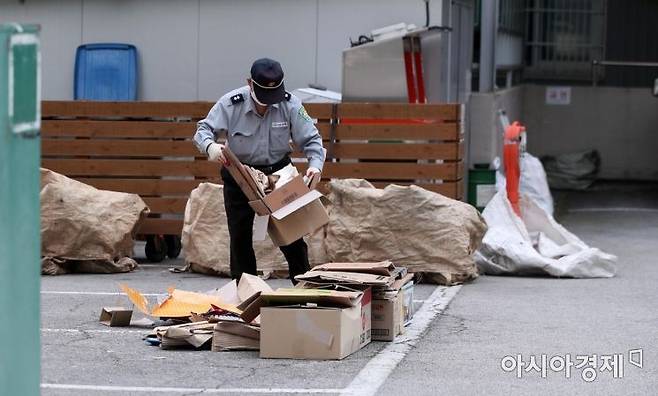 서울 시내 한 아파트에서 경비노동자가 분리수거 작업을 하고 있다. 기사와 직접적인 관련 없음 [사진=아시아경제 김현민 기자]