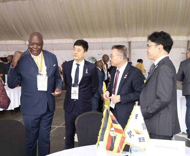 황주호 한수원 사장(오른쪽에서 2번째)이 지난 15일 우간다에서 열린 아프리카 원자력컨퍼런스에 참석해 우간다 에너지광물개발부 장관(맨 왼쪽)과 이야기를 나누고 있다.