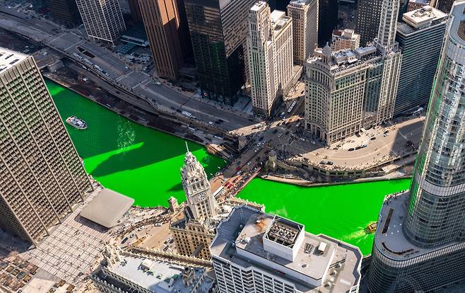 형광 녹색으로 물든 시카고 강. /@ChooseChicago 트위터