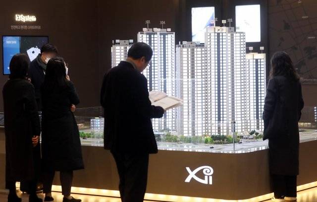 최근 1순위 청약에서 200대1에 가까운 높은 경쟁률을 보인 ‘영등포자이 디그니티’ 본보기집. 추첨제 물량 확대 등 완화된 분양 규제가 대거 적용됐다. 뉴시스