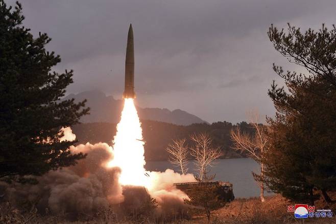 [장연=AP/뉴시스] 북한 조선중앙통신이 제공한 사진에 북한군이 14일 황해남도 장연 일대에서 지대지 전술탄도미사일을 시험 발사하고 있다. 조선중앙통신은 "조선인민군 미사일부대가 14일 미사일 시범 사격 훈련을 진행해 목표 섬을 정밀 타격하였다"라고 보도했다. 2023.03.15. /사진=뉴시스