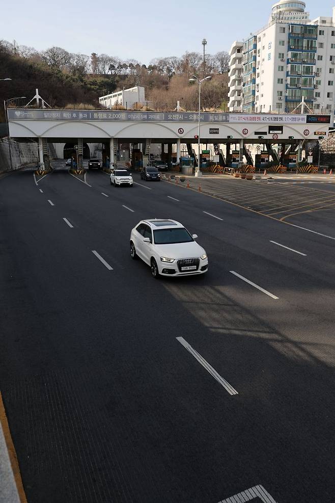 서울시는 17일부터 4월 16일까지 남산 1·3호 터널 외곽방향(도심→강남) 통행료를 면제하고, 4월 17일부터 5월 16일까지 한 달 간은 양방향 통행료를 모두 면제한다. 5월 17일부터는 원래대로 양방향 모두 통행료를 내야 한다. 사진은 16일 서울 남산 3호 터널. 사진=서동일 기자